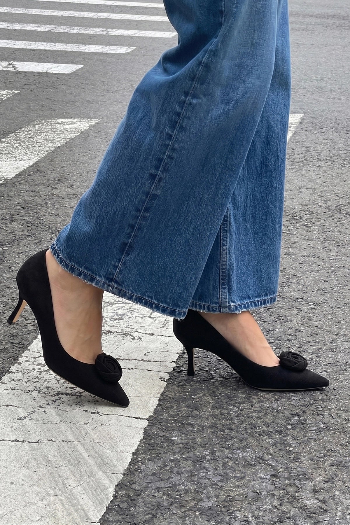 Carine Low Pump Black Leather - Larroude