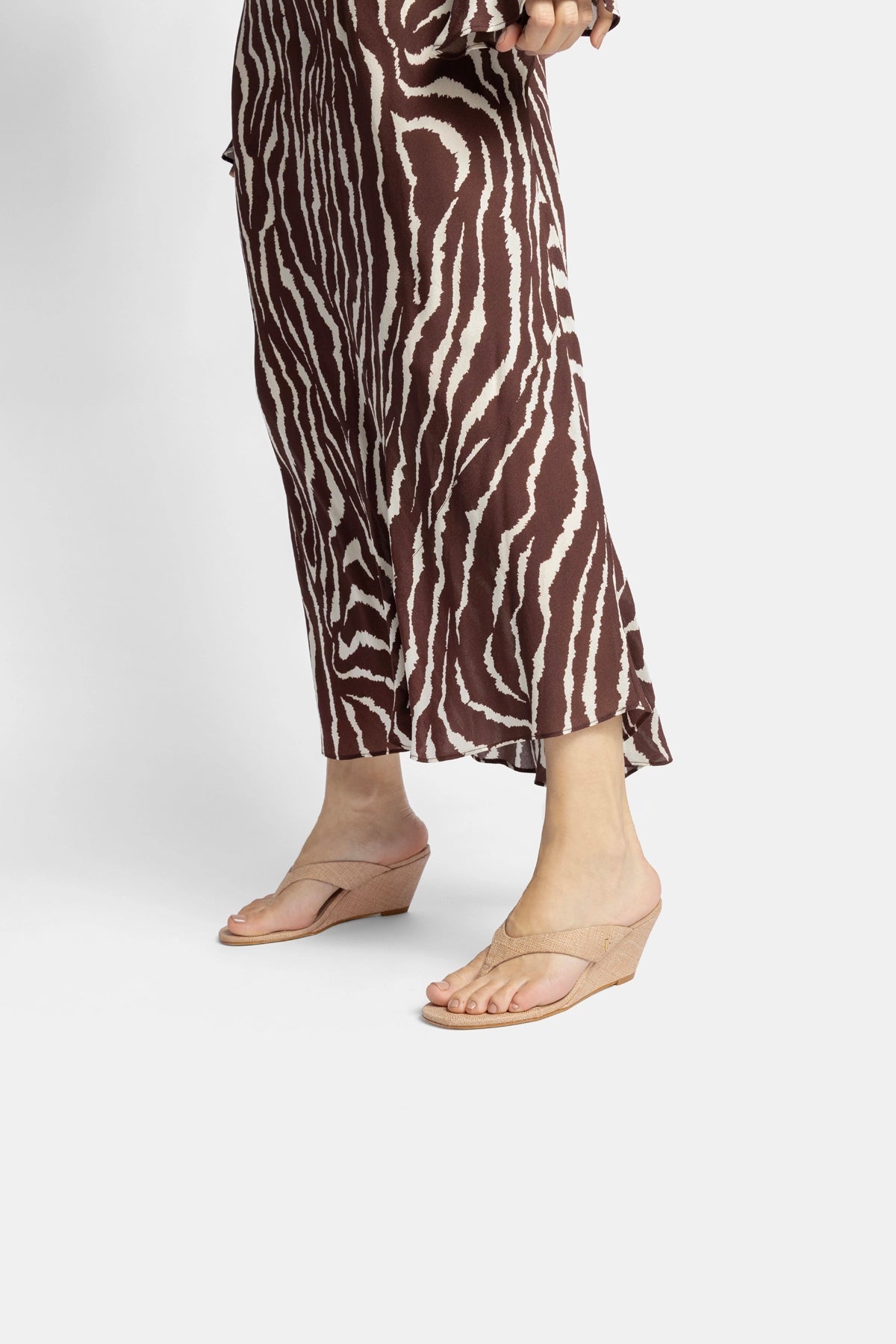 Gaia Low Wedge In Beige Raffia - Larroude