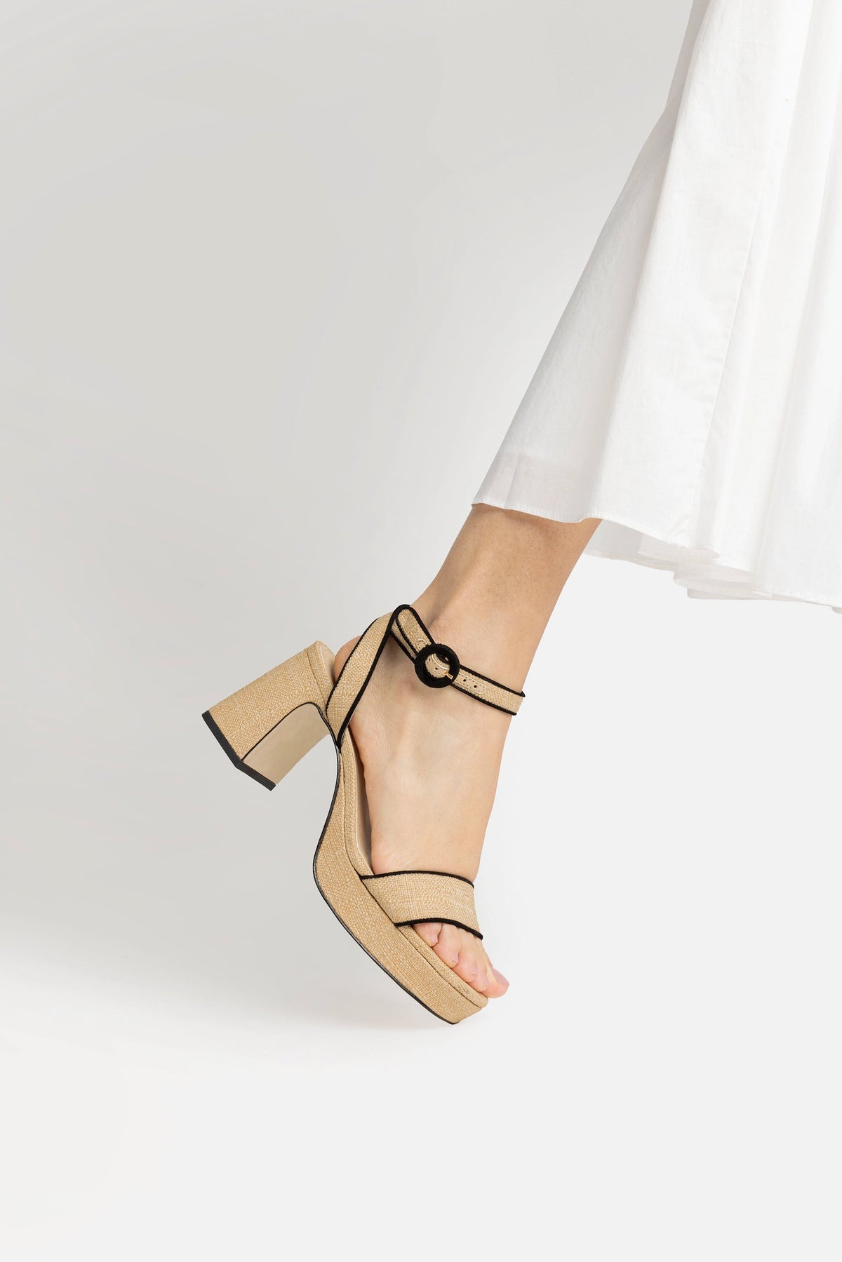 Dolly Low Sandal In Beige Raffia and Black Trimming - Larroude