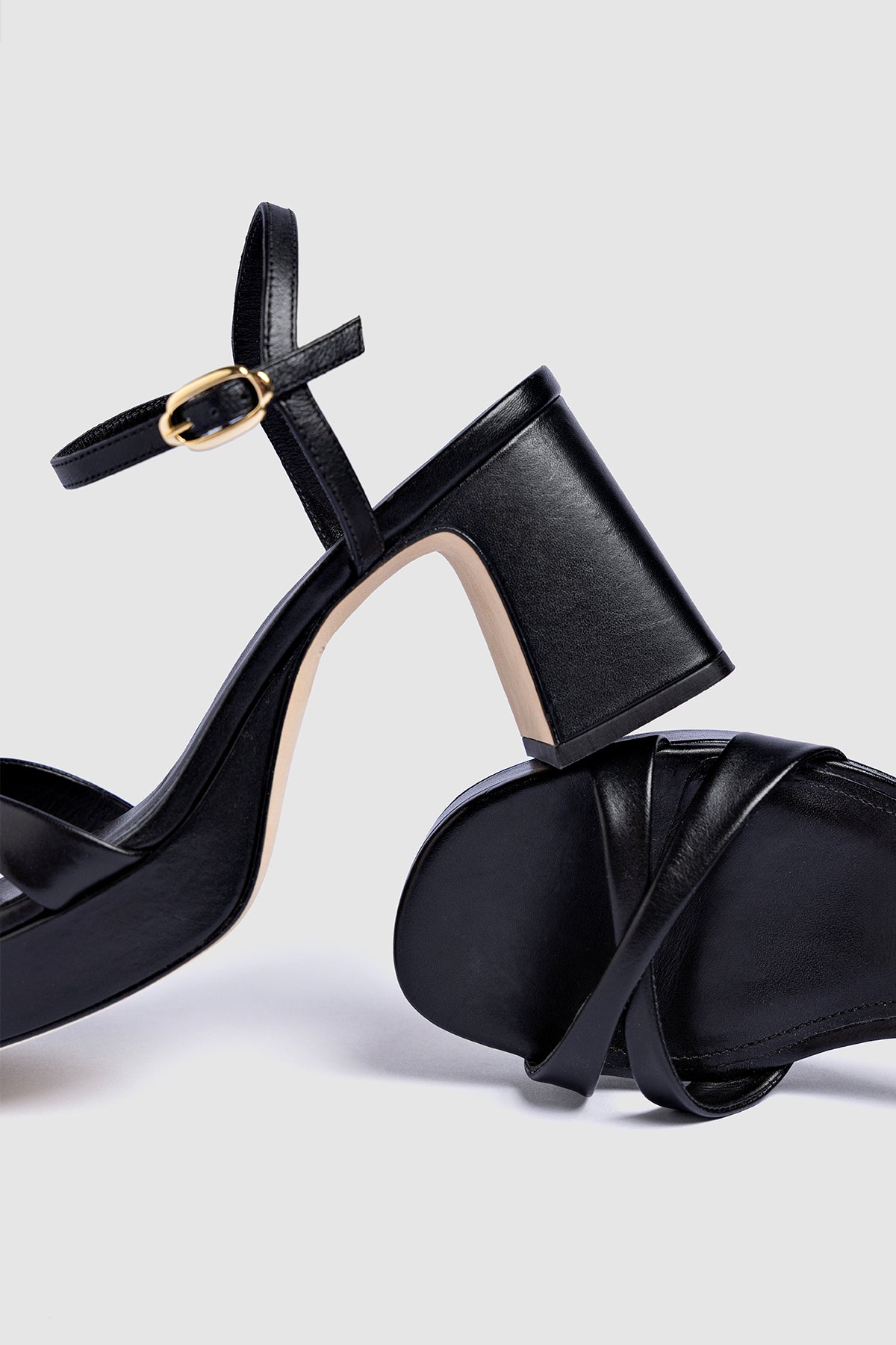Bianca Low Sandal In Black Leather - Larroude