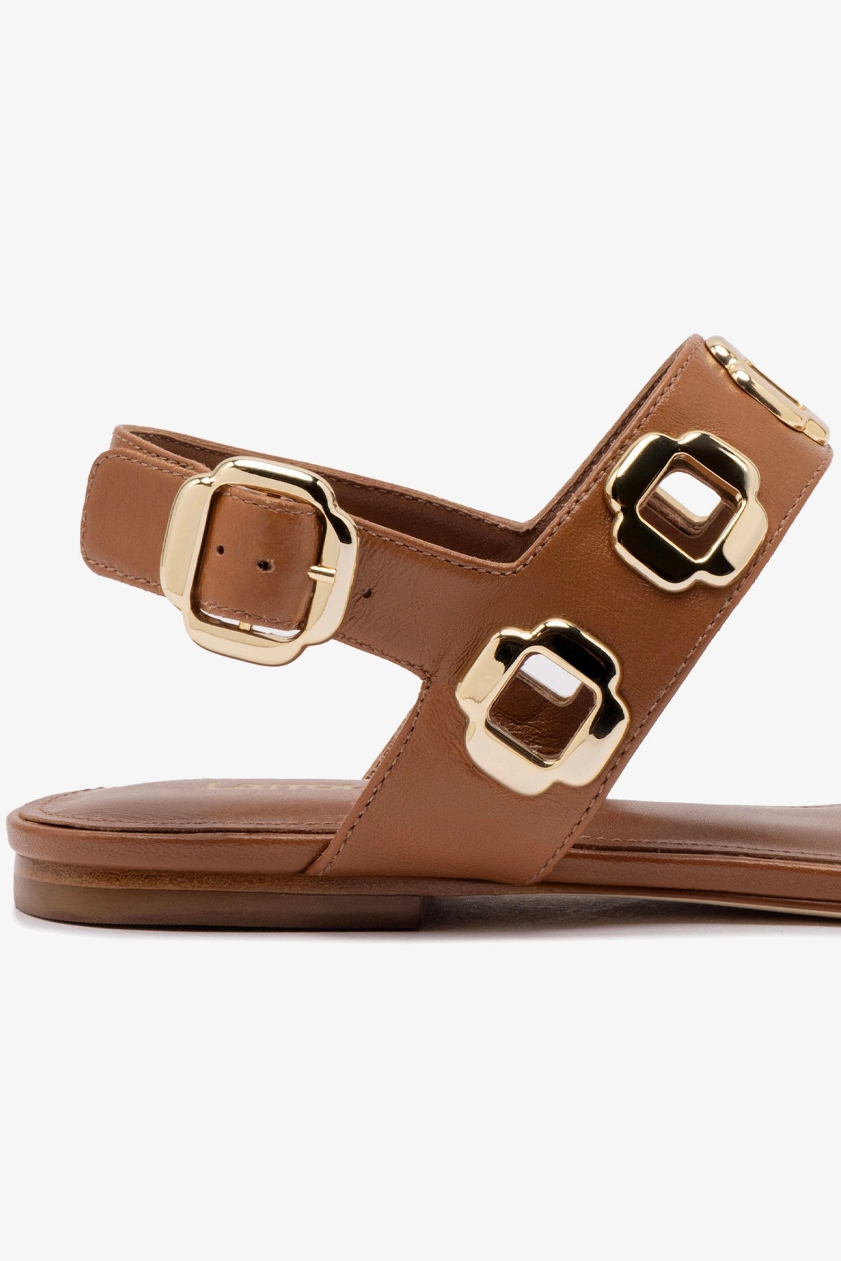 Milan Flat Sandal In Caramel Leather - Larroude