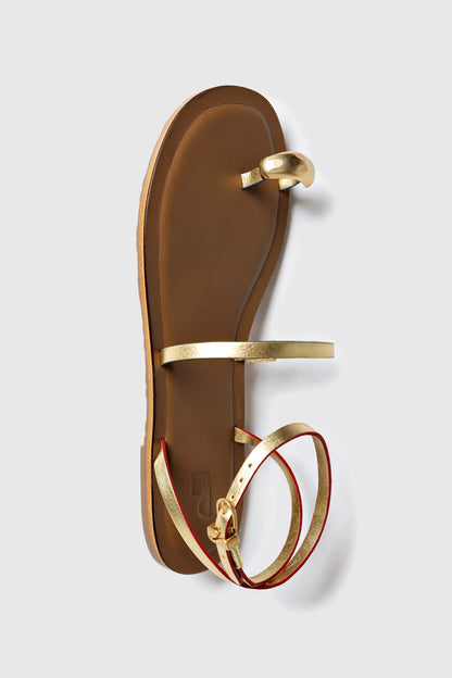 Biarritz Flat Sandal In Gold Metallic Leather - Larroude