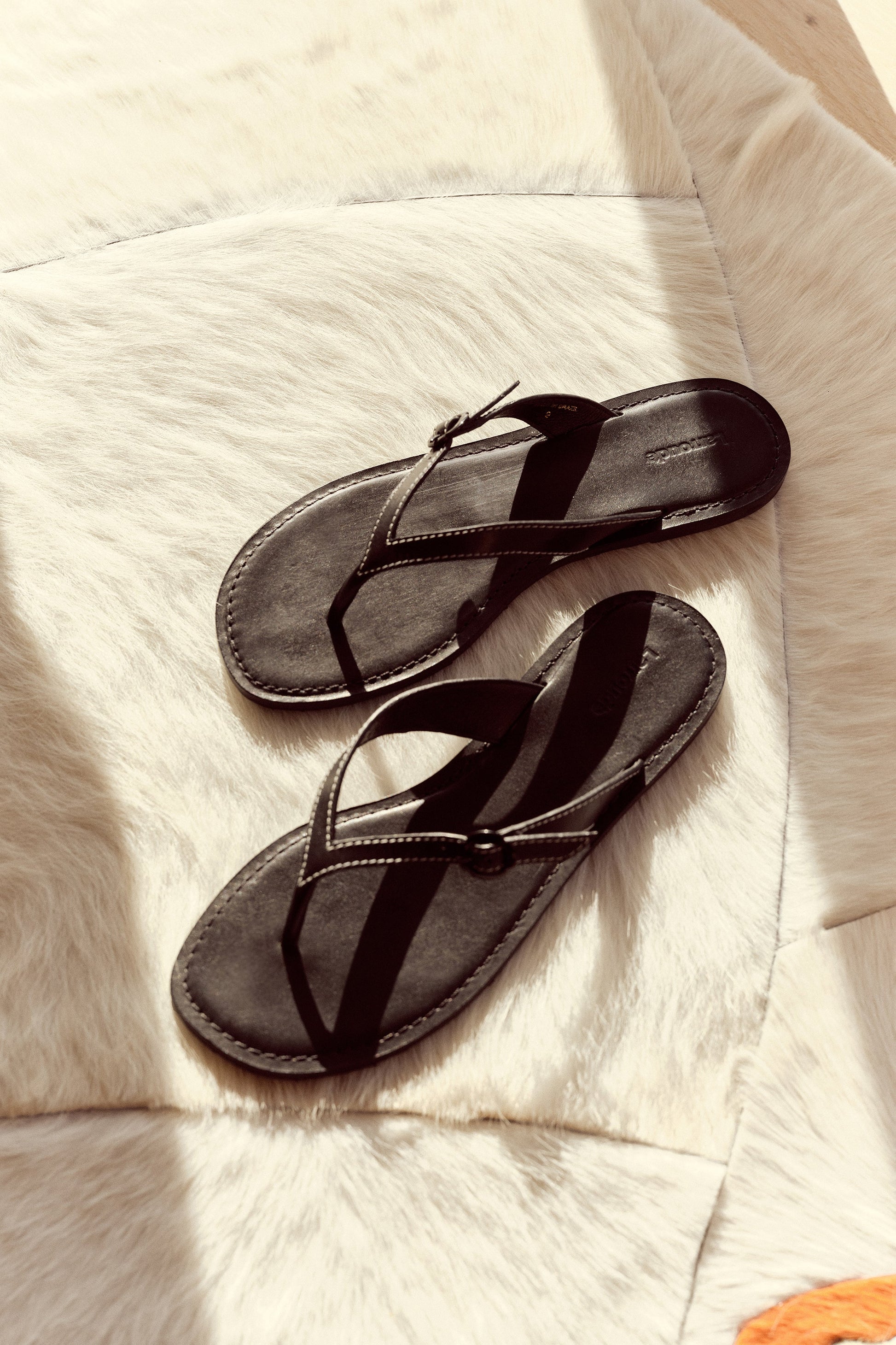 Mary Kate Flat Sandal In Black Leather - Larroude