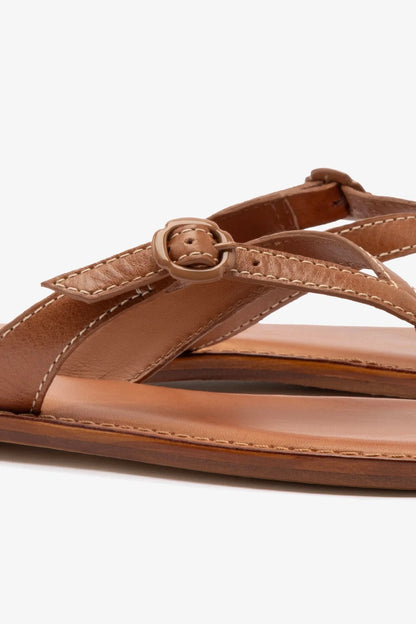 Mary Kate Flat Sandal In Caramel Leather - Larroude