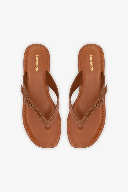 Mary Kate Flat Sandal In Caramel Leather - Larroude