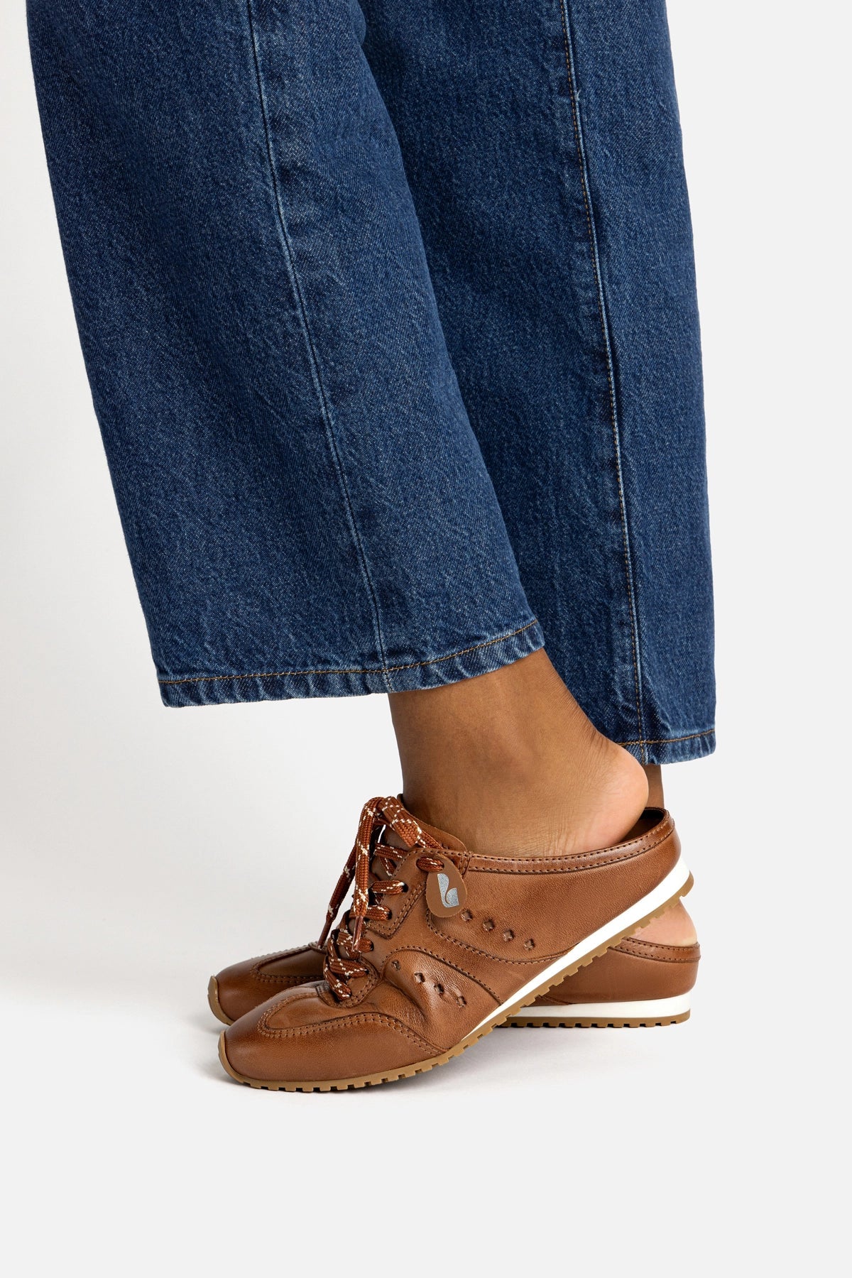 Stella Mule In Caramel Leather - Larroude