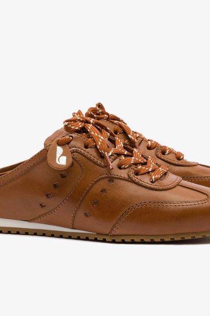 Stella Mule In Caramel Leather - Larroude