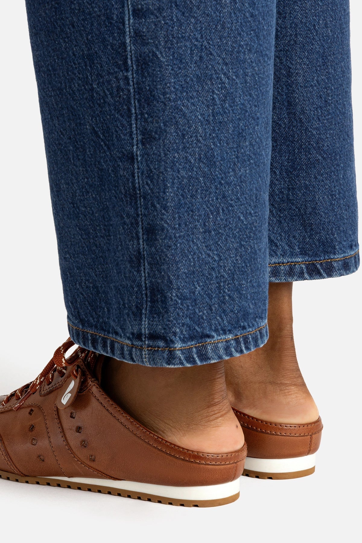 Stella Mule In Caramel Leather - Larroude