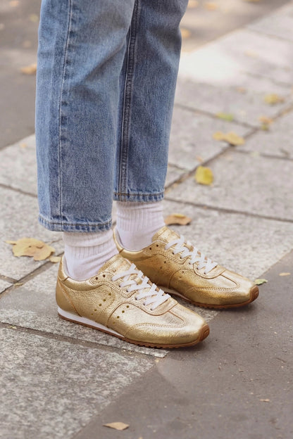 Stella Sneaker In Gold Metallic Leather - Larroude