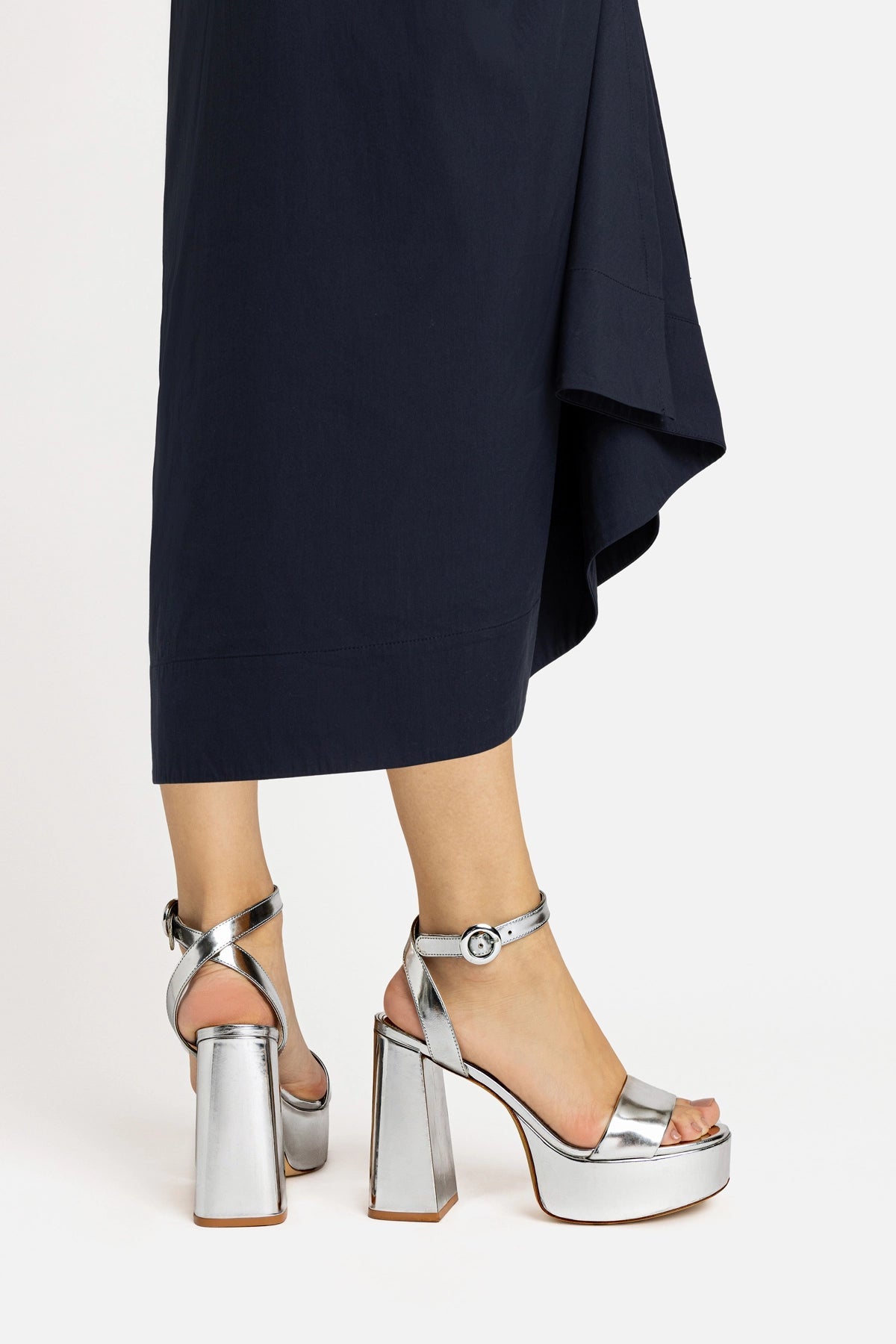 Dolly Sandal In Silver Specchio - Larroude