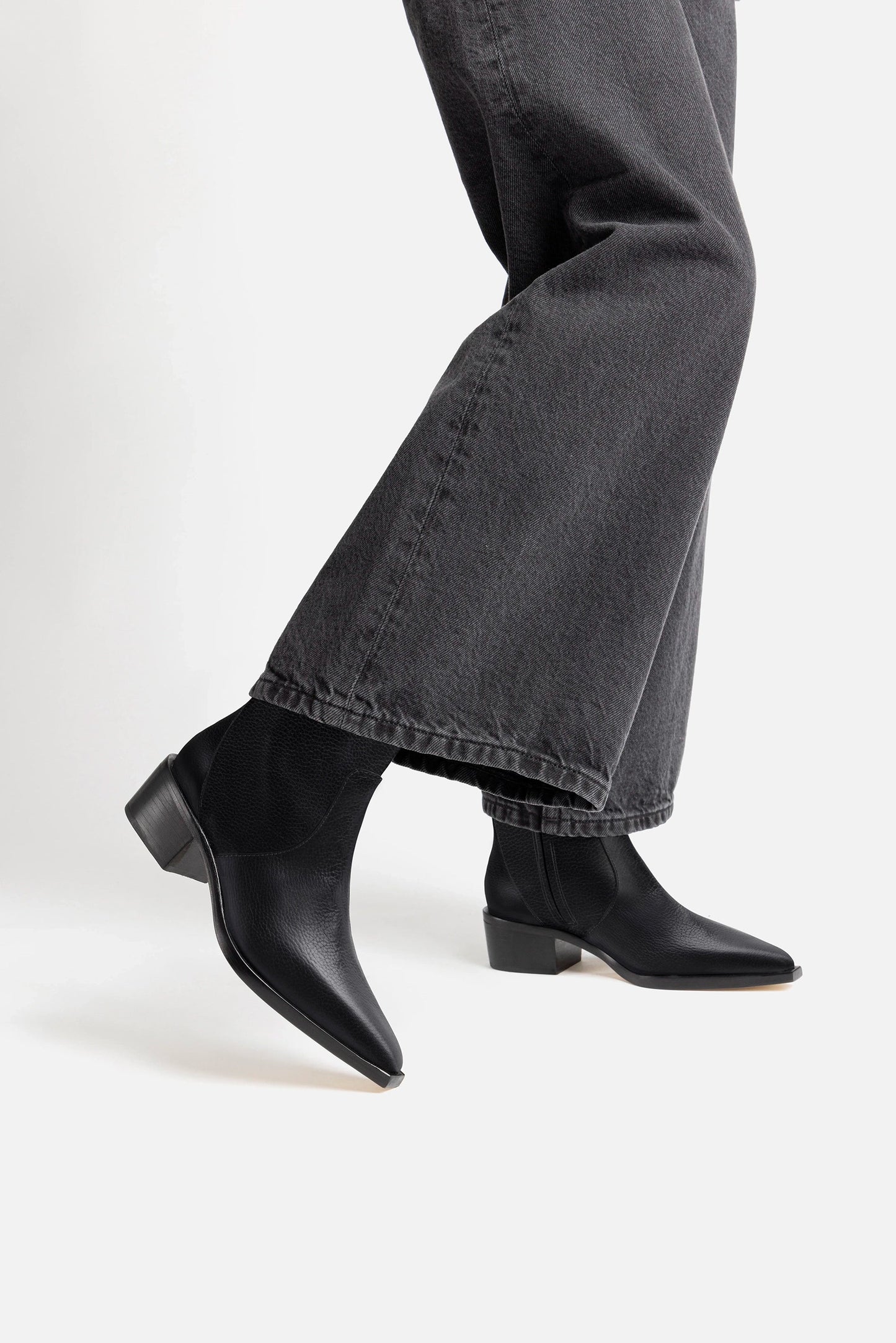 Florencia Low Boot In Black Leather - Larroude