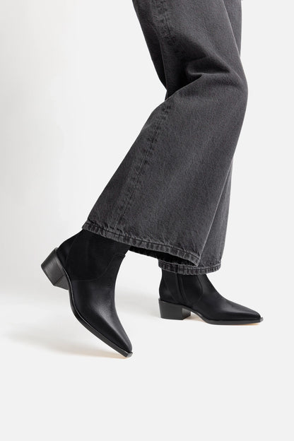 Florencia Low Boot In Black Leather - Larroude