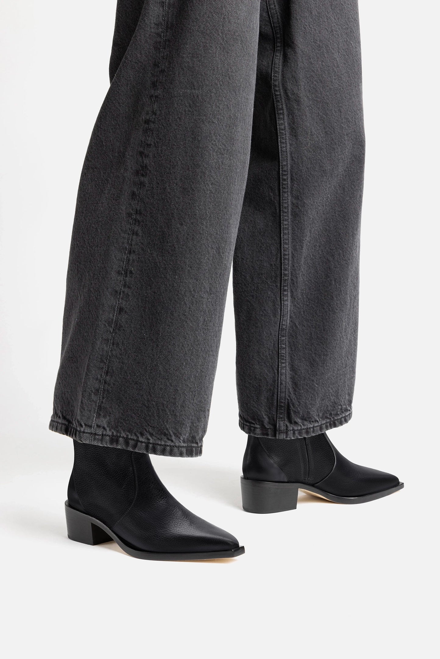 Florencia Low Boot In Black Leather - Larroude
