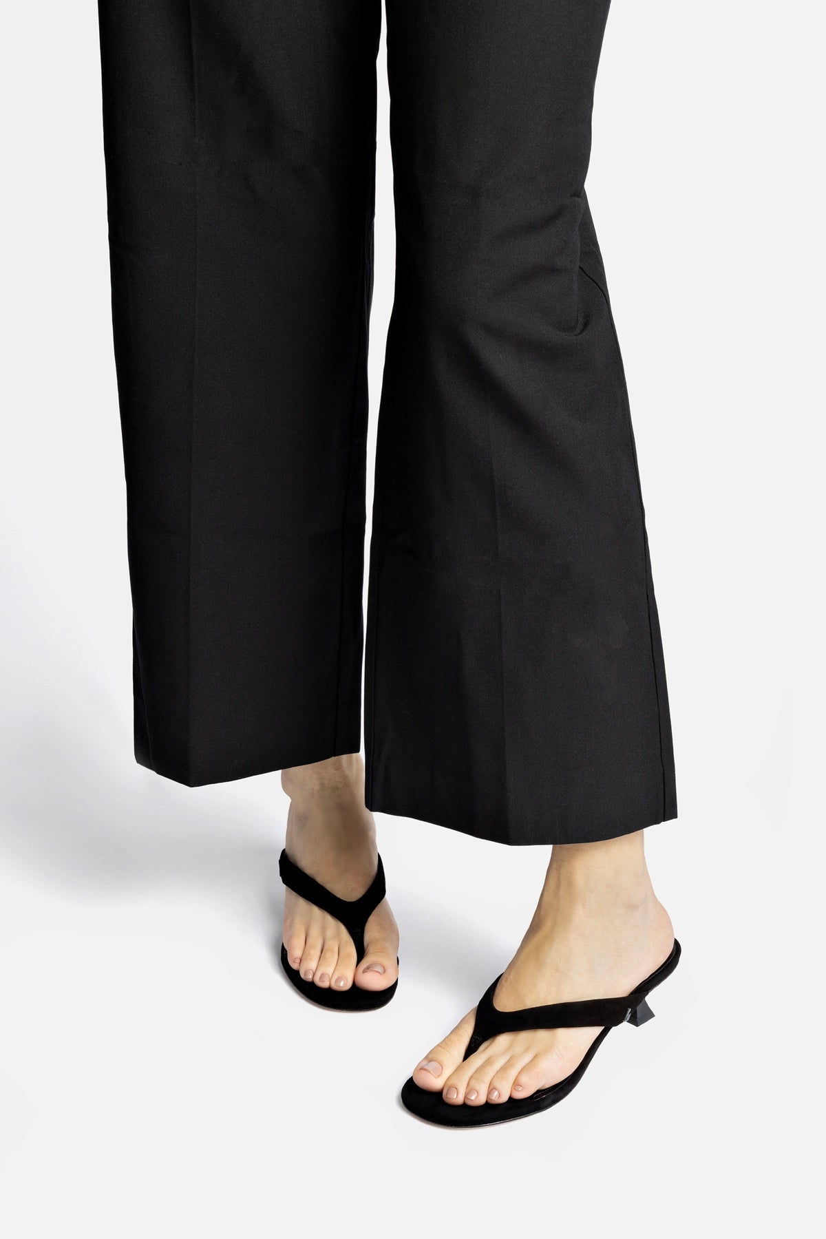Gaia Low In Black Leather - Larroude