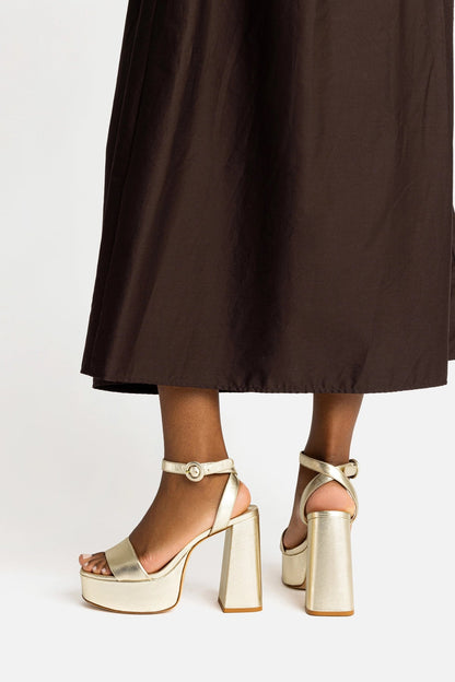 Dolly Sandal In Platina Metallic Leather - Larroude