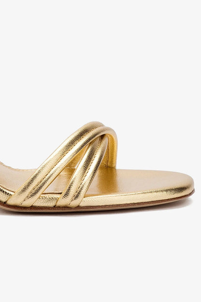 Annie Sandal In Gold Metallic Leather - Larroude