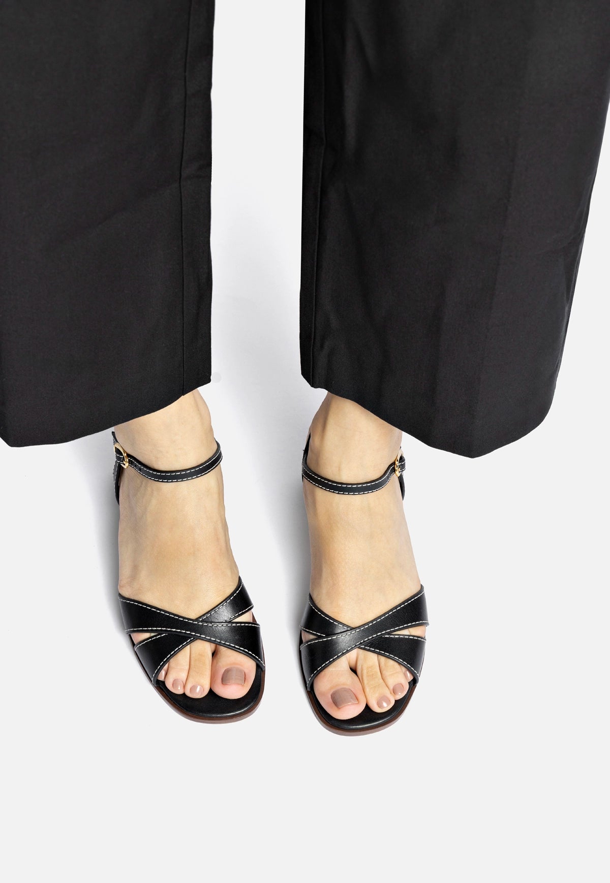 Roma Sandal In Vegetale Black Leather - Larroude