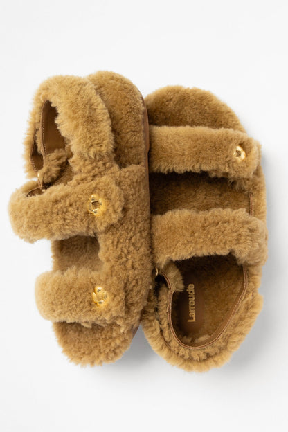 Jetty Fuzzy Sandal Latte Shearling - Larroude
