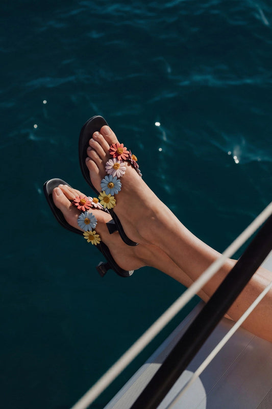 Fiore Thong Sandal Black Leather - Larroude