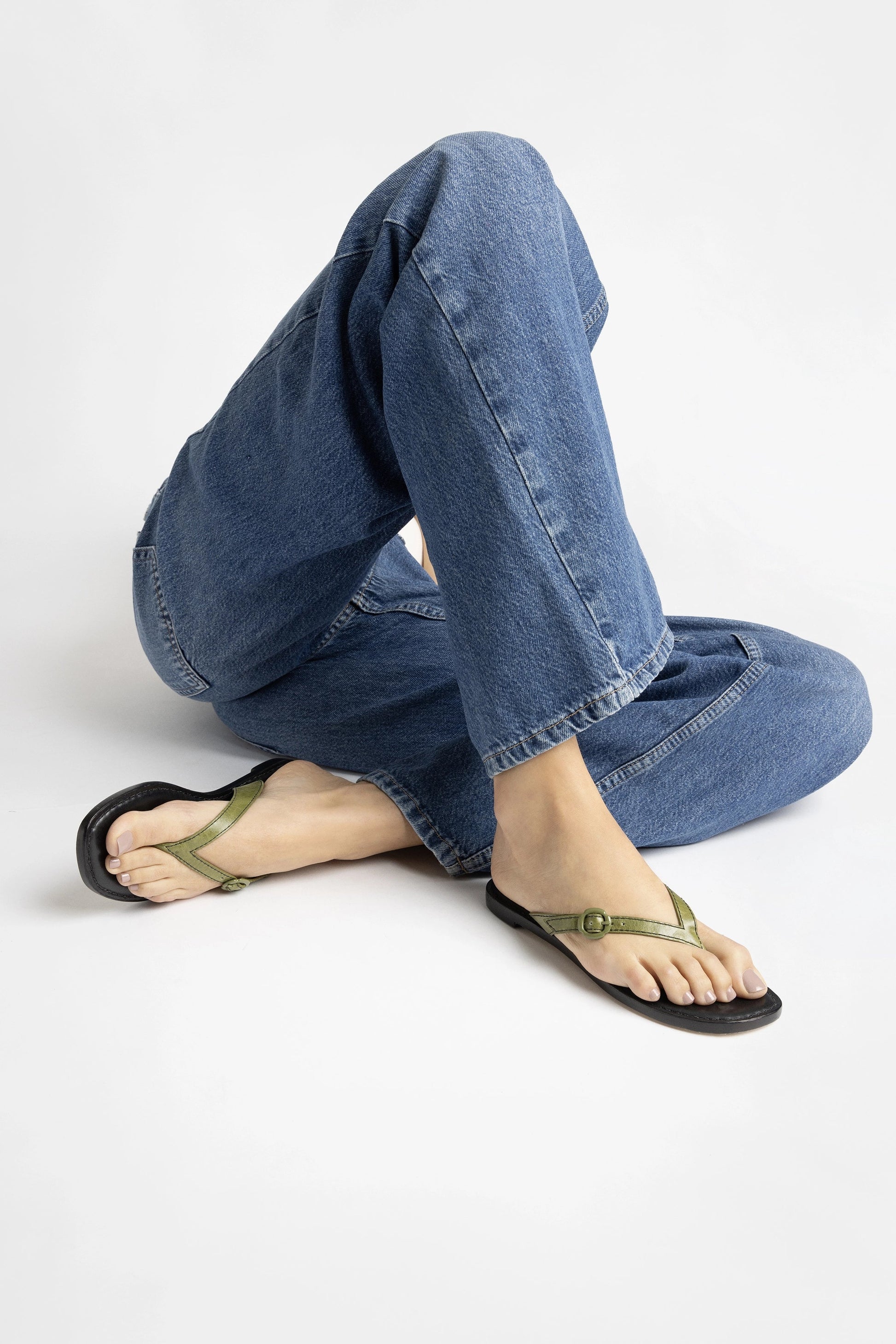 Mary Kate Flat Sandal In Seaweed Leather - Larroude