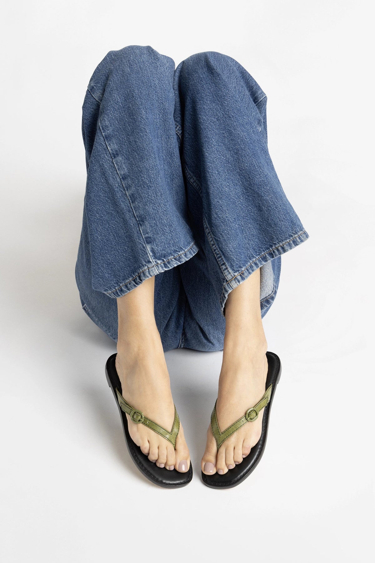 Mary Kate Flat Sandal In Seaweed Leather - Larroude