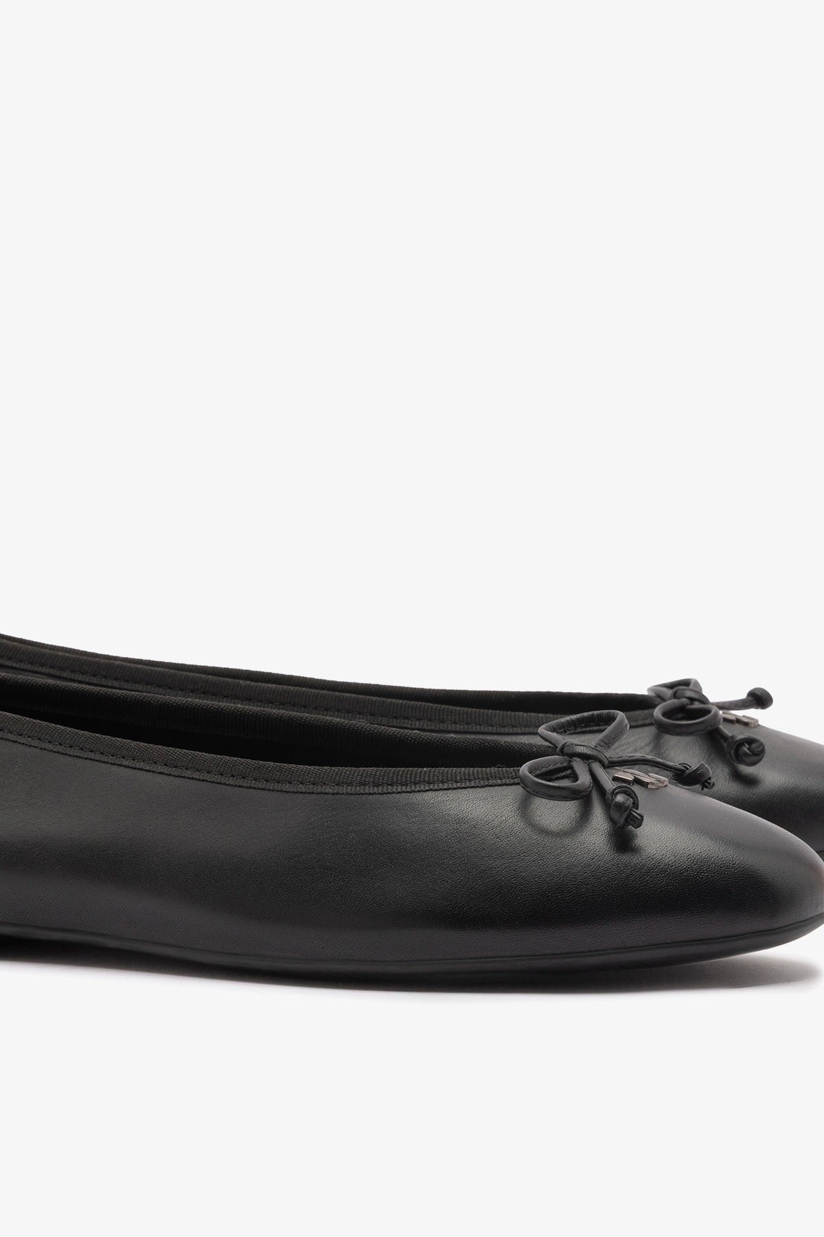 Pavlova Ballet Flat In Black Leather - Larroude