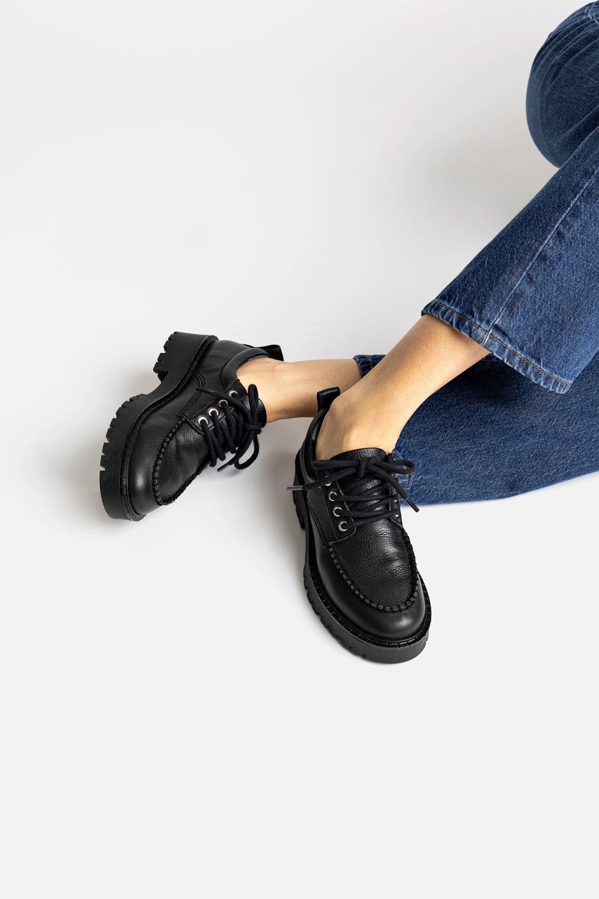 London Lace Up Loafer In Black Leather - Larroude