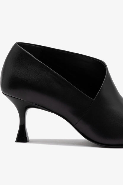 Larroudé by Nicolò B. Vittoria Pump In Black Leather - Larroude