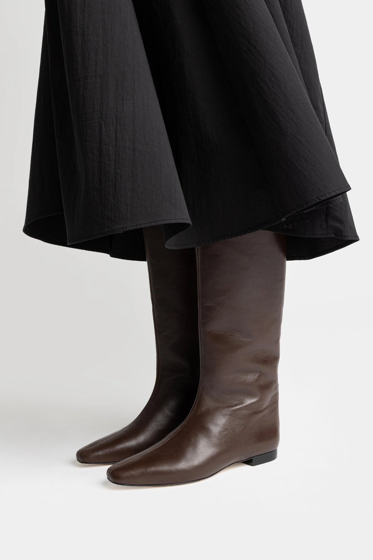Alexis Flat Boot In Brown Leather - Larroude