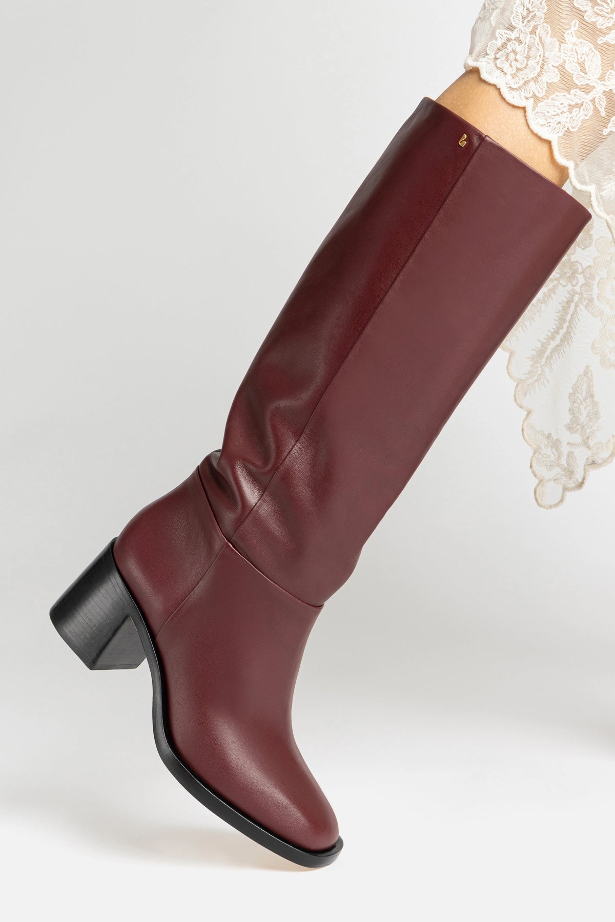 Ricky Boot In Burgundy Leather - Larroude
