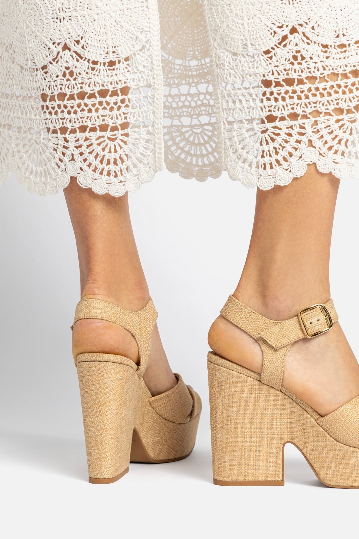 Cher Sandal In Beige Raffia - Larroude