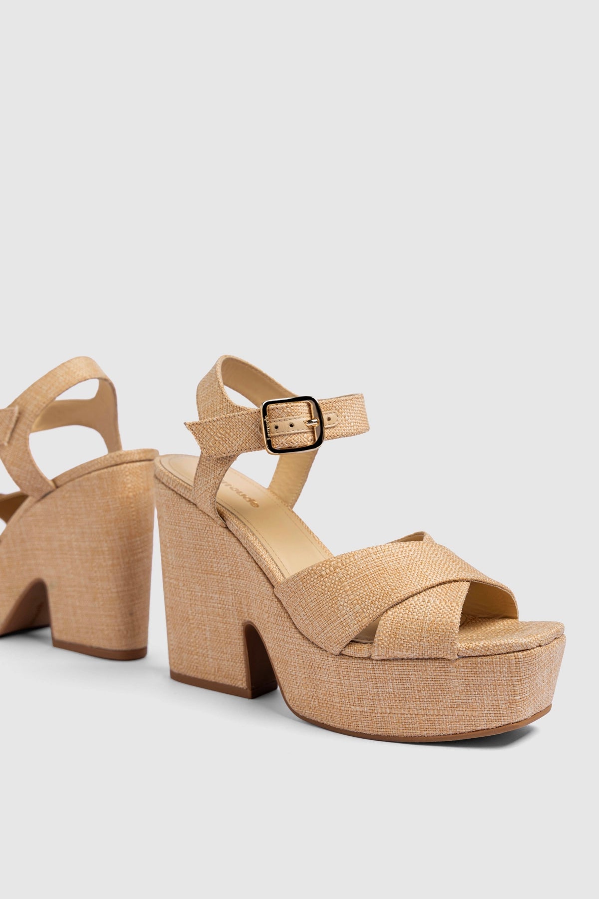 Cher Sandal In Beige Raffia - Larroude